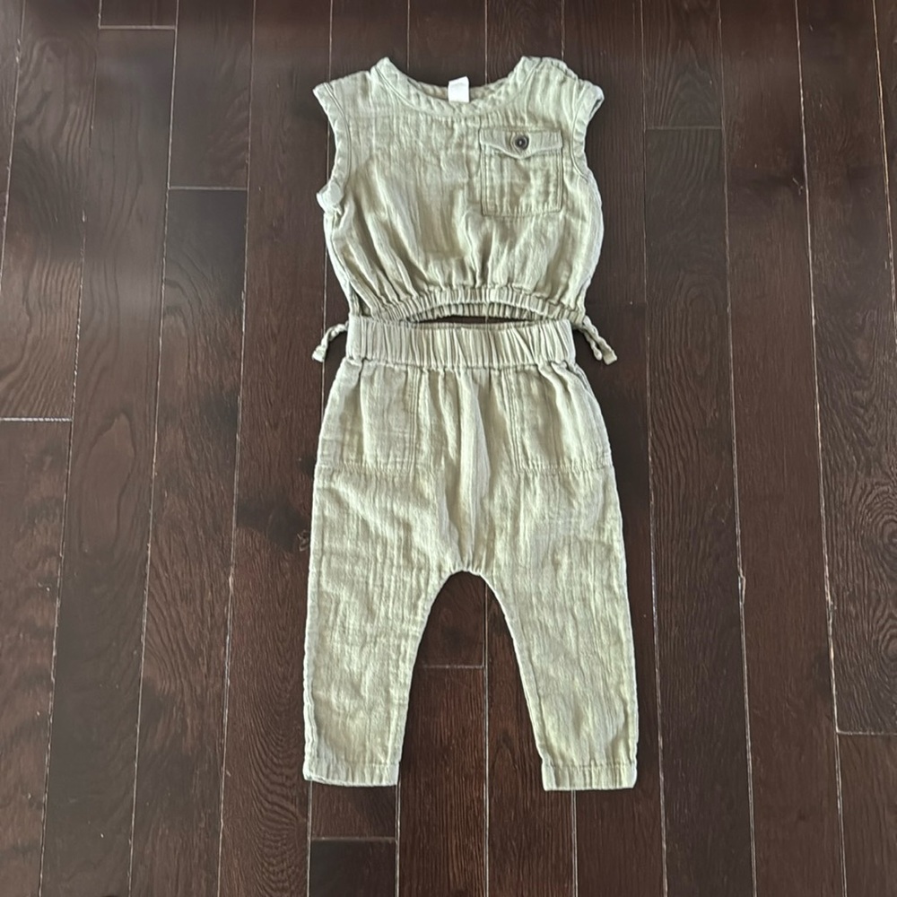 Sleeveless green baby pants/shirt set